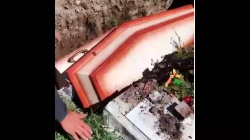 Caixão quebra e corpo cai dentro de cova durante enterro