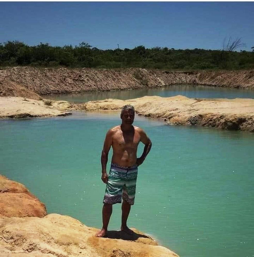 Caixão quebra e corpo cai dentro de cova durante enterro