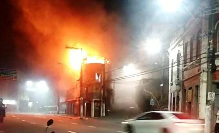 Incêndio atinge último andar de prédio da Vila Rubim, em Vitória, ES