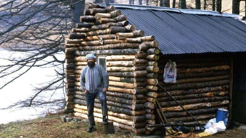 O eremita que vive há 40 anos isolado após ser espancado e ficar em coma