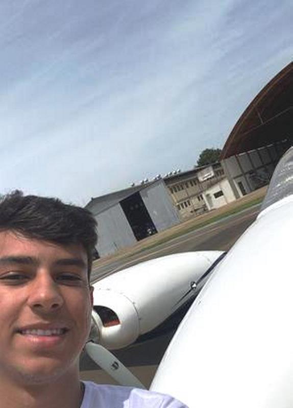 Avião bimotor cai em alto-mar em Ubatuba, no litoral norte de SP
