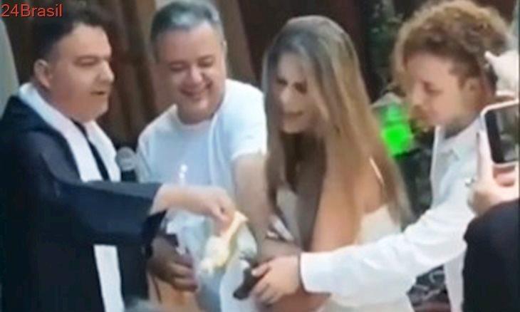 Padre batiza cachorro e causa polêmica na web