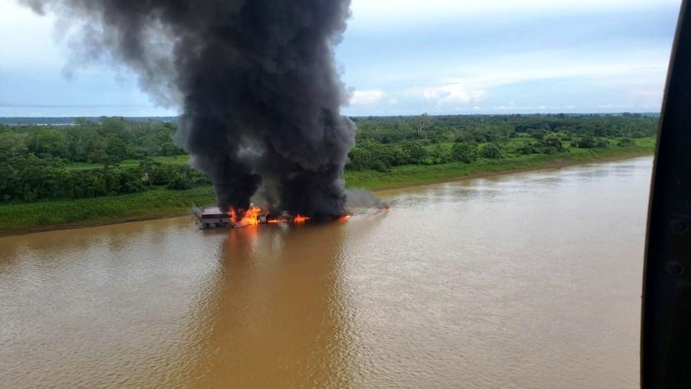 Balsas usadas por garimpeiros são destruídas no Rio Badeira