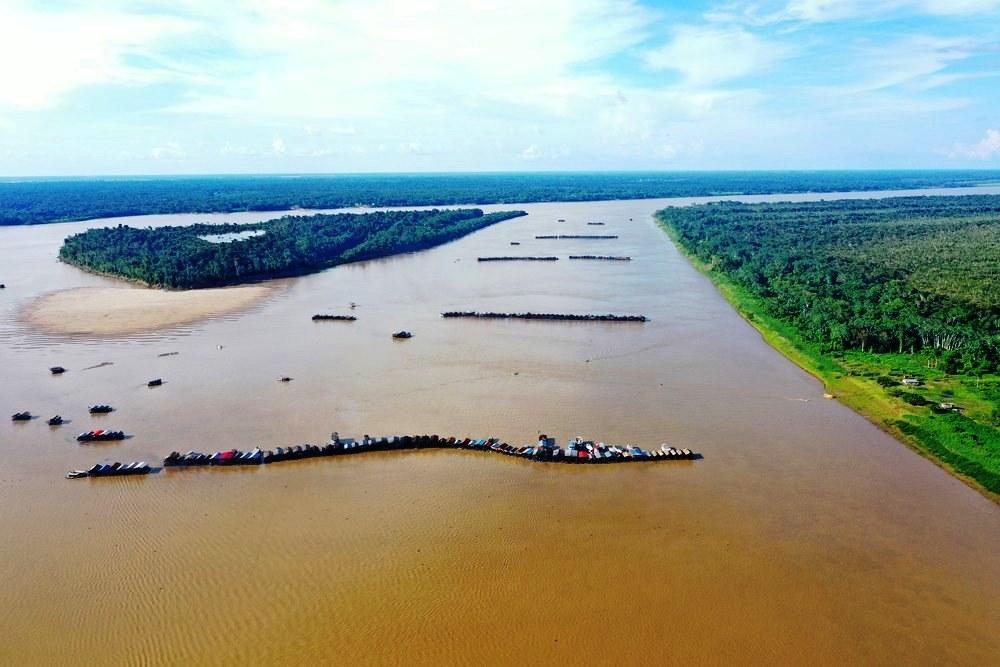 Balsas usadas por garimpeiros são destruídas no Rio Badeira