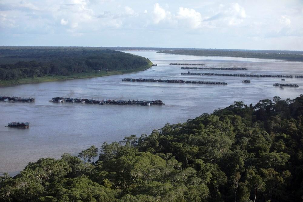 Balsas usadas por garimpeiros são destruídas no Rio Badeira
