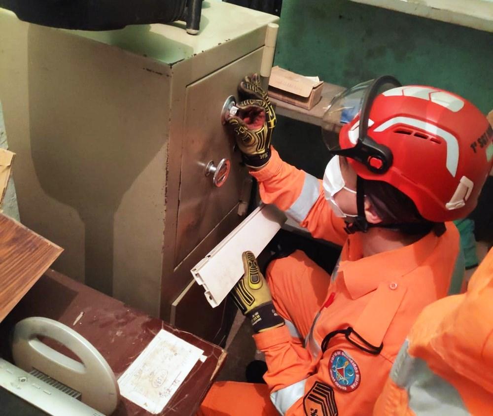 Bombeiros resgatam gatinho preso em cofre por menina de 4 anos