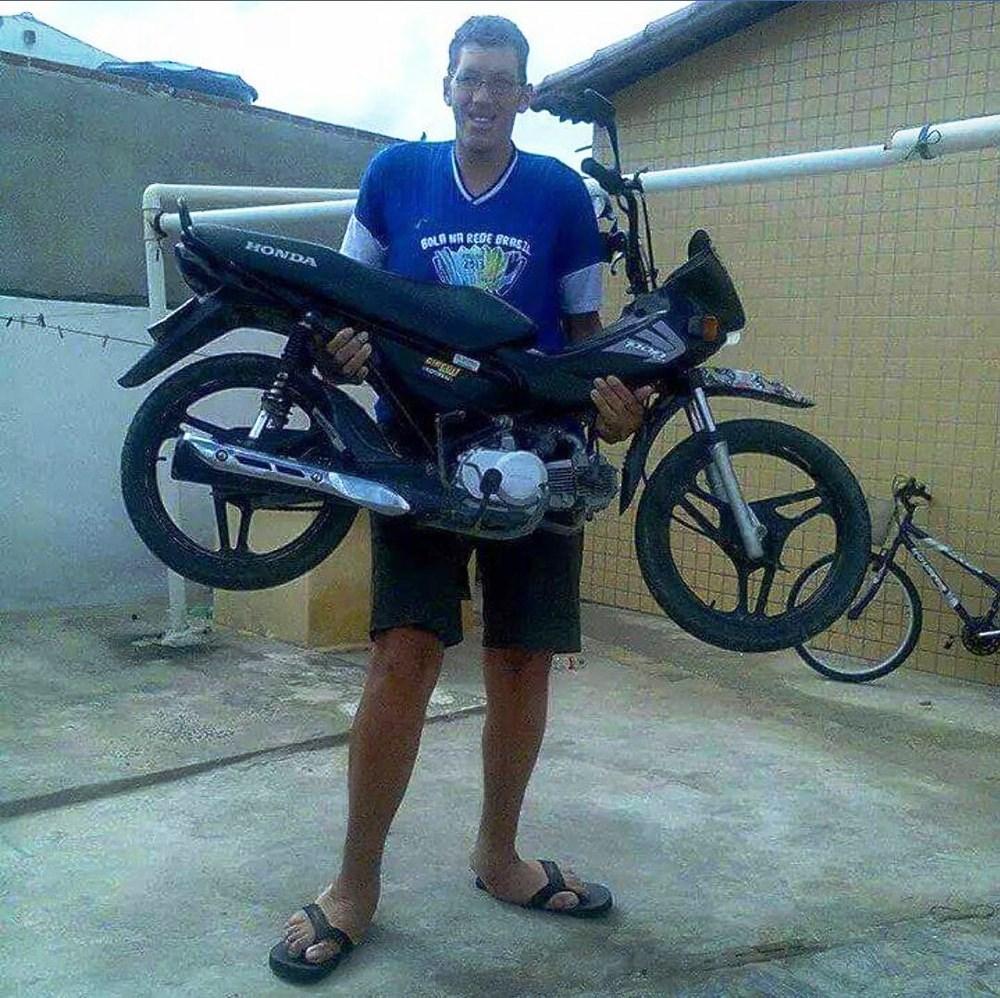Homem mais alto do Brasil marca cirurgia para amputar perna: ‘Melhorar a minha saúde’