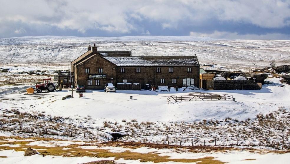 61 pessoas estão presas desde sexta-feira em pub na Inglaterra após nevasca