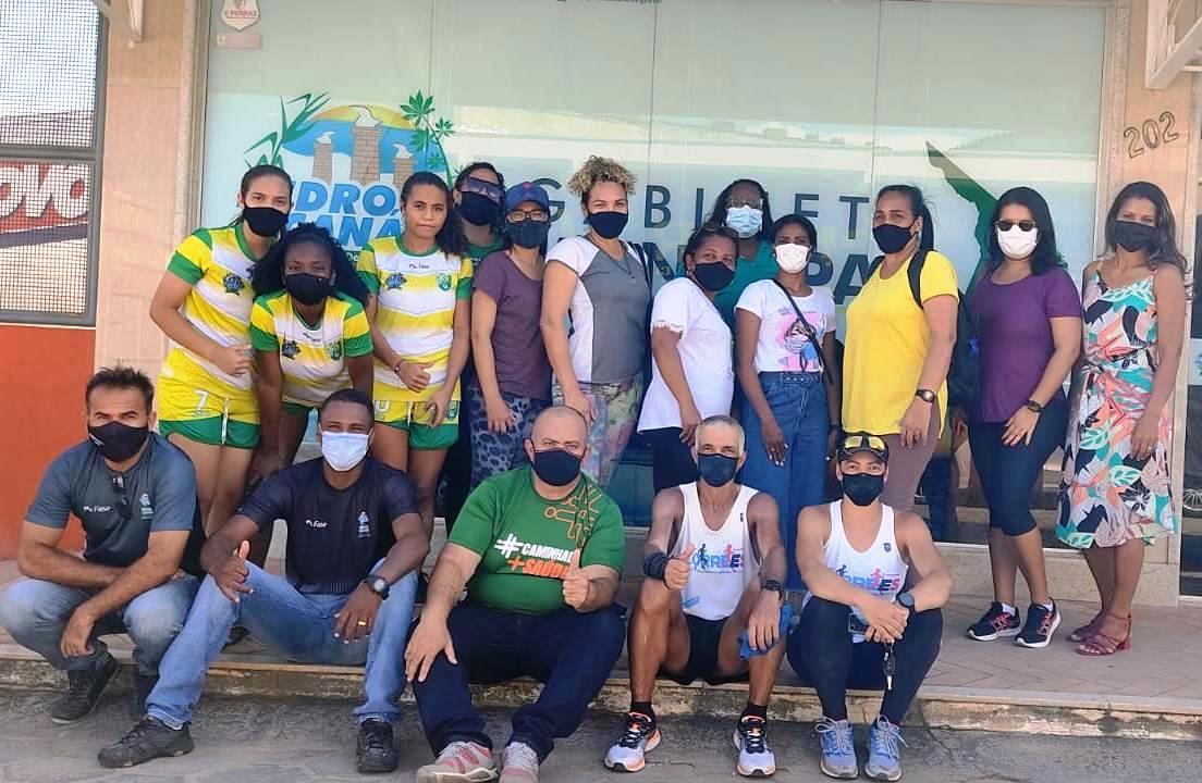Professor Anselmo que está percorrendo o estado a pé deixa chega à Pedro Canário