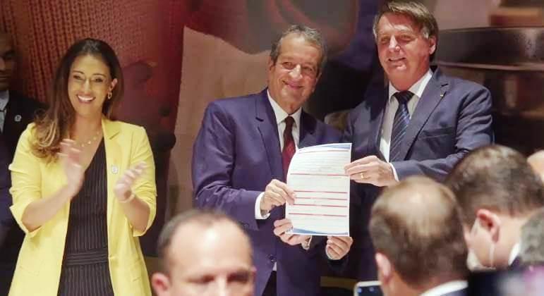 Bolsonaro se filia ao PL durante evento em Brasília, nona legenda da carreira política
