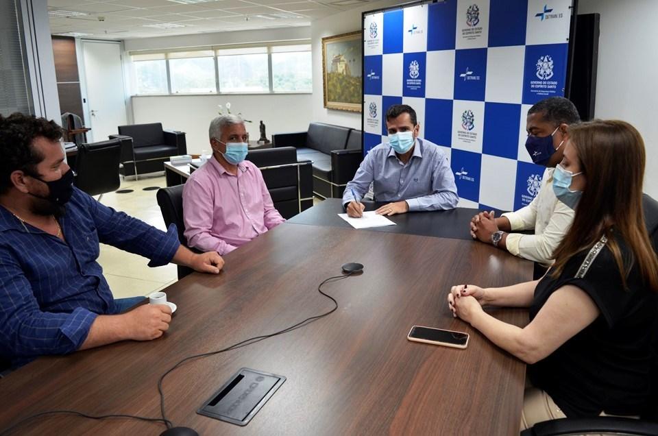 De acordo com a PM, o homem mora no condomínio que fica no bairro Praia da Costa. Antes de ser preso nesta terça-feira (30), ele atacou com socos e coronhadas funcionários do local e também atirou no pai, um idoso de 80 anos na noite dessa segunda-feira (29)  1 Policial rodoviário federal aposentado que atirou no pai foi preso após agredir funcionários do prédio onde mora com socos e coronhadas – Foto: Reprodução/TV Gazeta O policial rodoviário federal aposentado de 43 anos, que é suspeito de atirar no pai de 80 anos na noite dessa segunda-feira (29), foi preso no final da manhã desta terça (30), depois de agredir com socos e coronhadas, funcionários do condomínio onde mora, na Praia da Costa, em Vila Velha, na Grande Vitória, ES. O suspeito foi identificado como Hedder Bollivar de Freitas. De acordo com o Major Pimenta, do Batalhão de Missões Especiais (BME) da Polícia Militar, equipes chegaram ao local após o acionamento do Centro Integrado Operacional de Defesa Social (Ciodes). Testemunhas ficaram com medo porque o homem estava armado e já possuía histórico de problemas psiquiátricos. Equipes da PM fizeram a contenção da área. Enquanto se preparavam para a negociação, o homem se rendeu. 