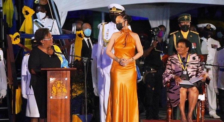 Barbados vira república e nomeia Rihanna como heroína nacional