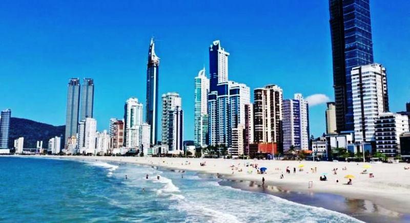 Balneário Camboriú (SC) reabre praia após alargar faixa de areia