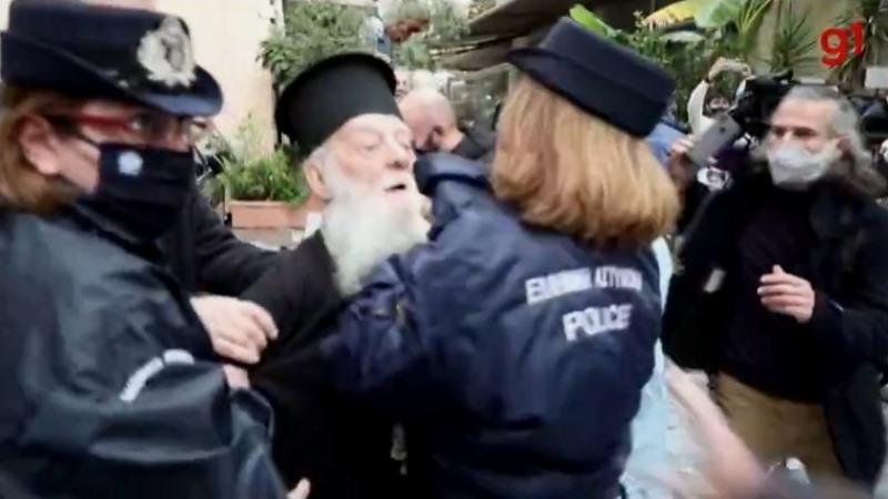 ‘Papa, você é um herege’, grita padre ortodoxo durante passagem de Francisco em Atenas