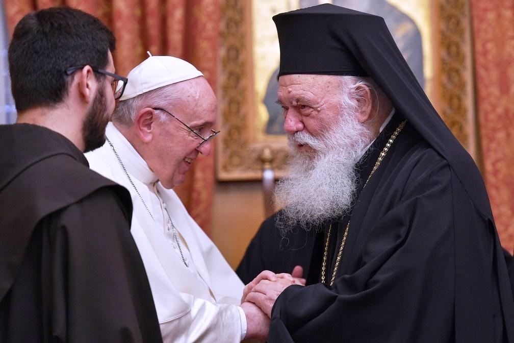 ‘Papa, você é um herege’, grita padre ortodoxo durante passagem de Francisco em Atenas
