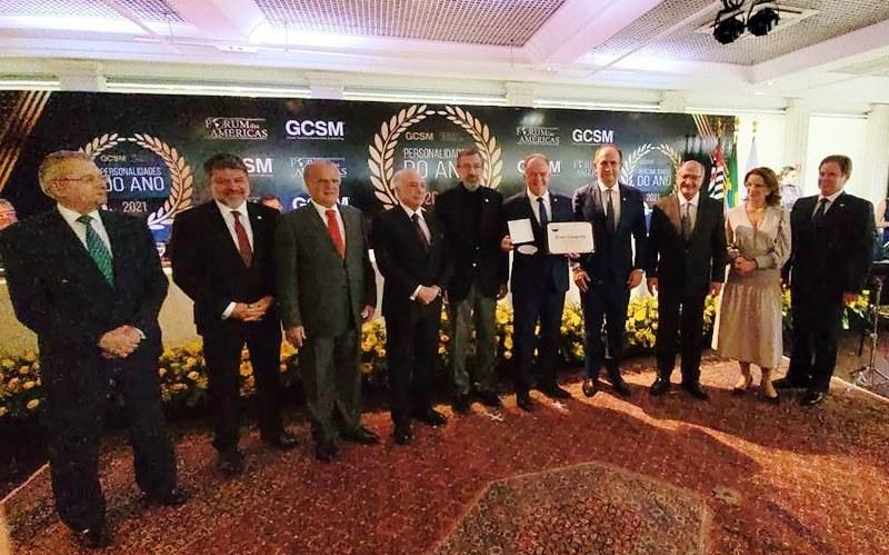 Governador do ES, Renato Casagrande, é homenageado em premiação em São Paulo