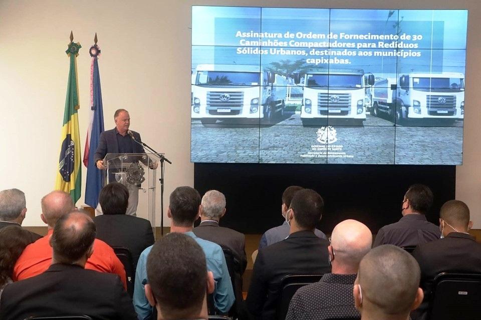 Governo do ES vai adquirir mais 30 caminhões 0km para coleta de lixo nos municípios