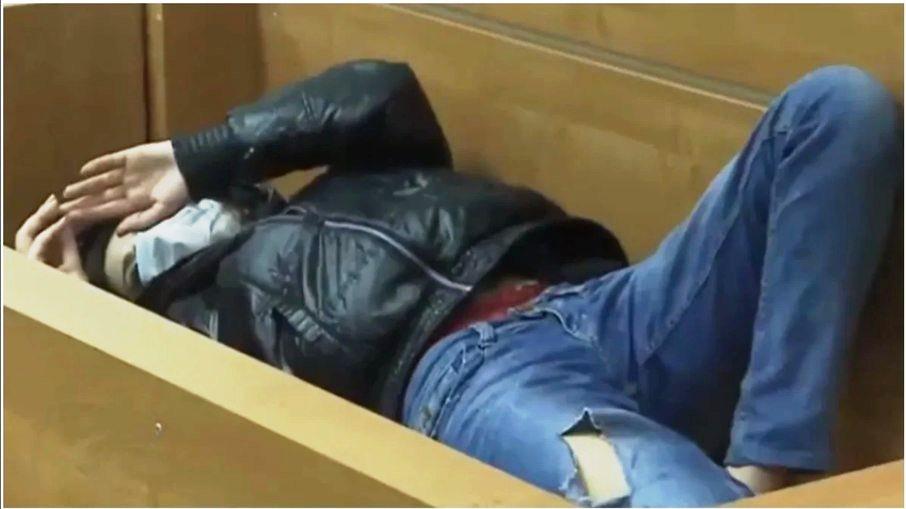 Jovem que arrancou coração da mãe ainda viva é internada na Moldávia