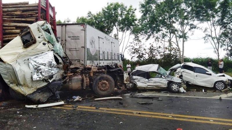 Acidente entre caminhões e carros deixa um morto e feridos na BR-101