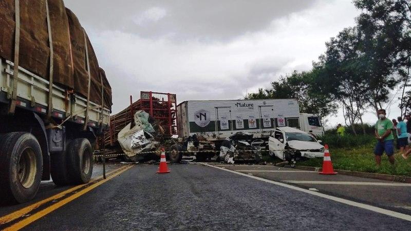 Acidente entre caminhões e carros deixa um morto e feridos na BR-101