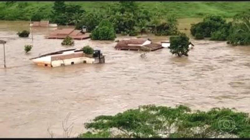 Chuva deixa famílias desabrigadas, pessoas desaparecidas e ruas alagadas em várias regiões da Bahia