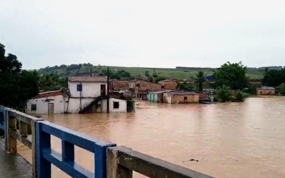 Chuva deixa famílias desabrigadas, pessoas desaparecidas e ruas alagadas em várias regiões da Bahia