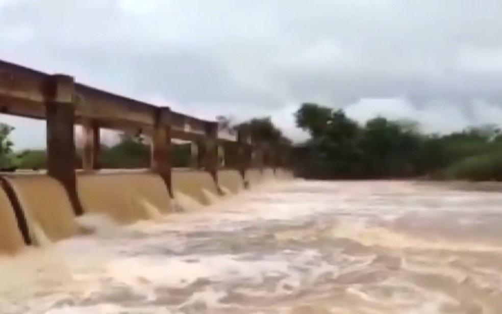 Chuva deixa famílias desabrigadas, pessoas desaparecidas e ruas alagadas em várias regiões da Bahia