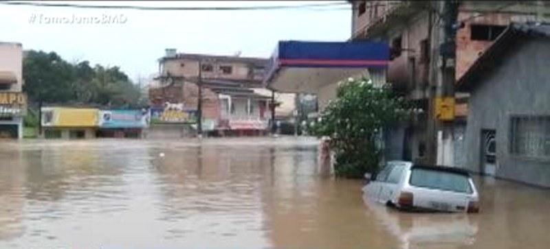 Chuva deixa famílias desabrigadas, pessoas desaparecidas e ruas alagadas em várias regiões da Bahia