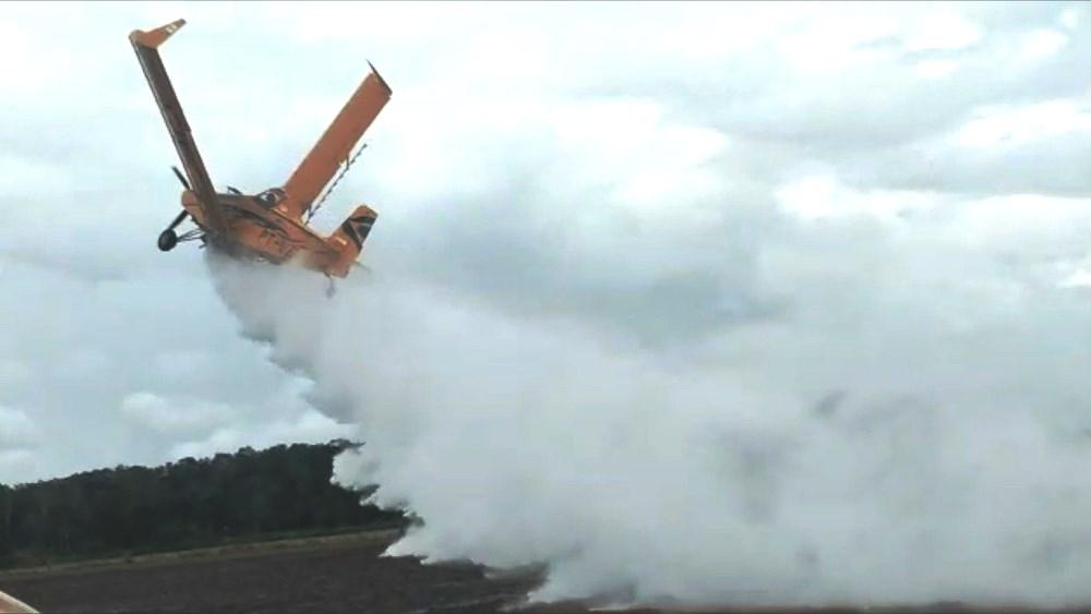 Avião agrícola cai em fazenda após asas quebrarem e piloto sobrevive