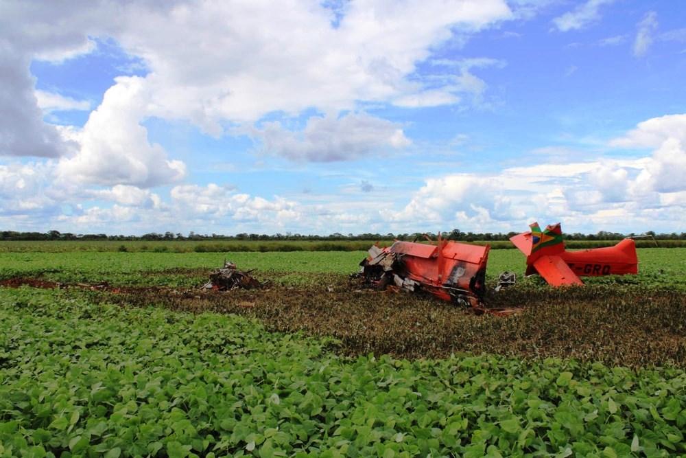 Avião agrícola cai em fazenda após asas quebrarem e piloto sobrevive