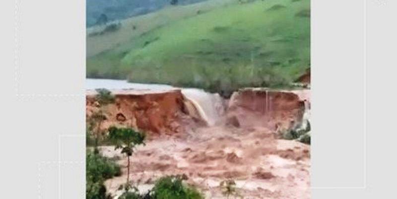 Barragens rompem, destroem casas e deixam 242 pessoas desabrigadas, em Apuarema, BA