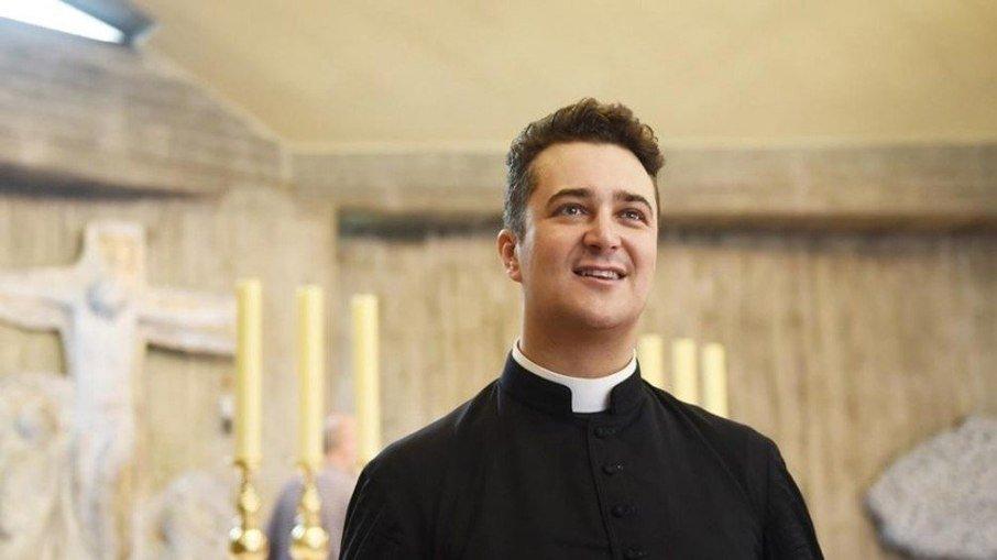 Padre roubava dinheiro da igreja para financiar suruba gay regada a drogas