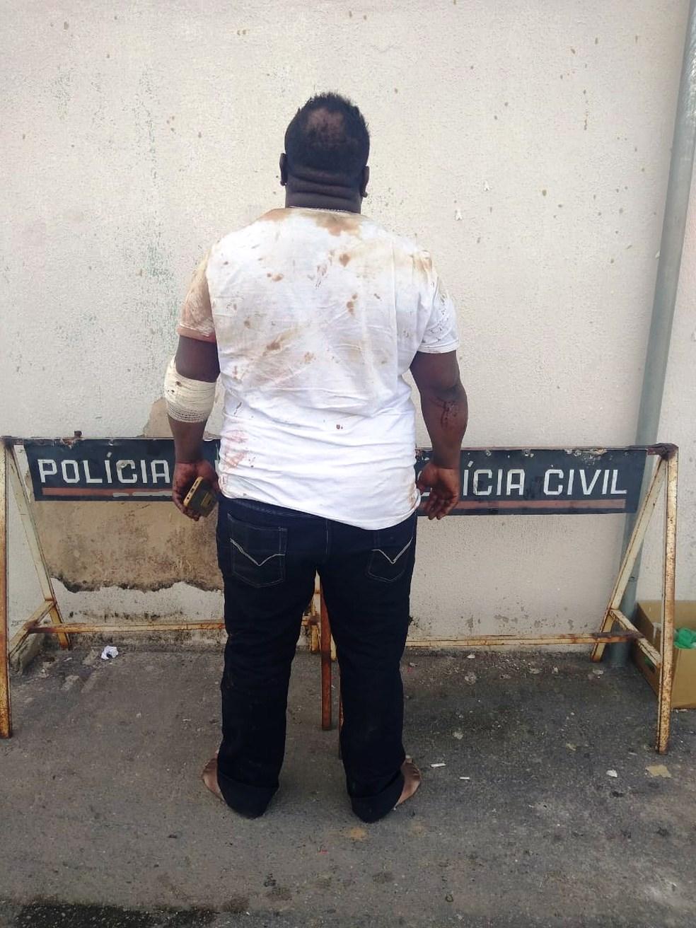 Homem é preso após esfaquear companheira e mais cinco pessoas e atear fogo na própria casa