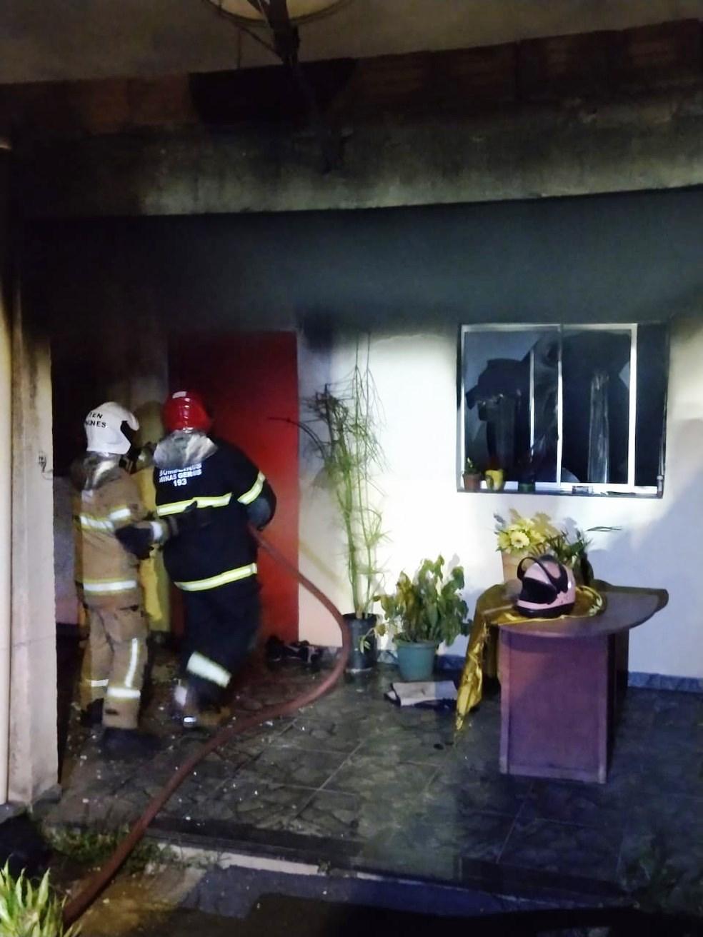 Homem é preso após esfaquear companheira e mais cinco pessoas e atear fogo na própria casa