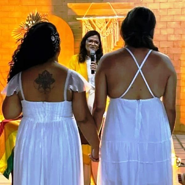 Pastora da Igreja Batista realiza casamento de duas mulheres
