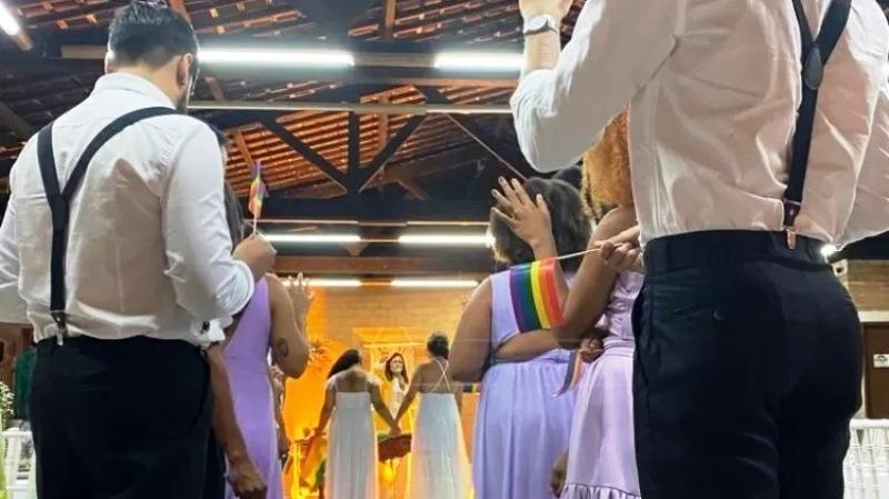 Pastora da Igreja Batista realiza casamento de duas mulheres