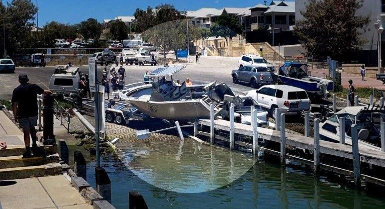 Barco fora de controle sai da água e colide com picape estacionada