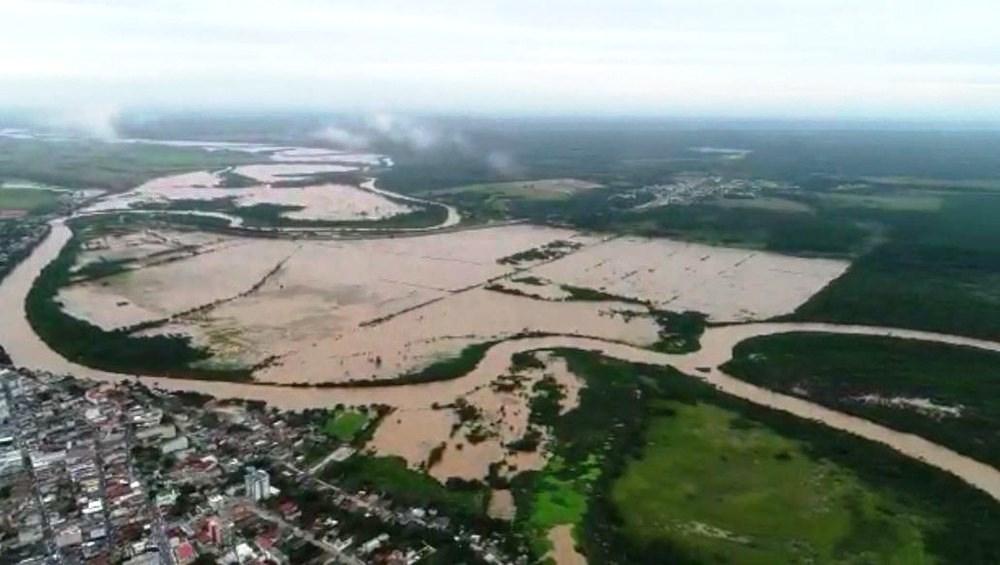 Rio Cricaré transborda no ES por conta da chuva forte em MG