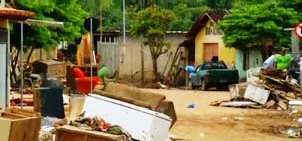 Rio Cricaré transborda no ES por conta da chuva forte em MG