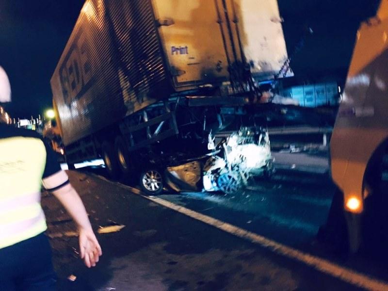 Acidente deixa dois mortos, feridos e bloqueia a BR-101 em Palhoça; veja fotos