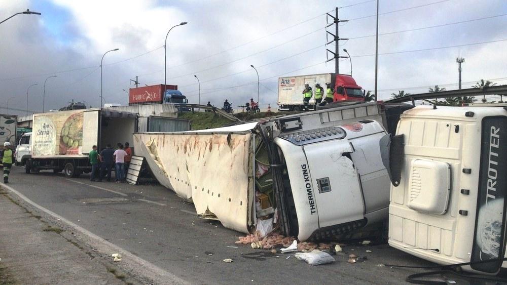 Acidente deixa dois mortos, feridos e bloqueia a BR-101 em Palhoça; veja fotos
