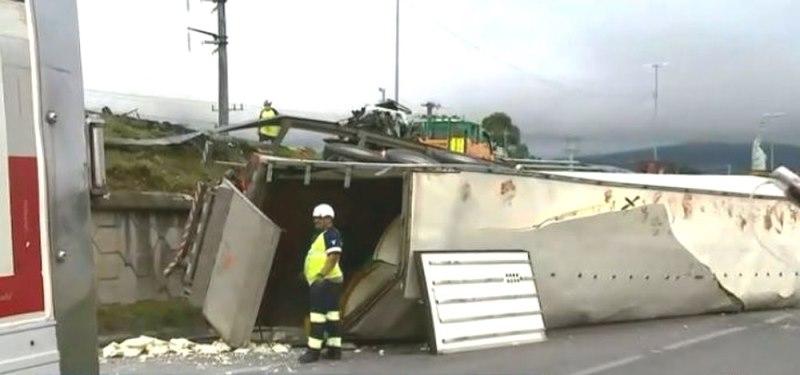 Acidente deixa dois mortos, feridos e bloqueia a BR-101 em Palhoça; veja fotos