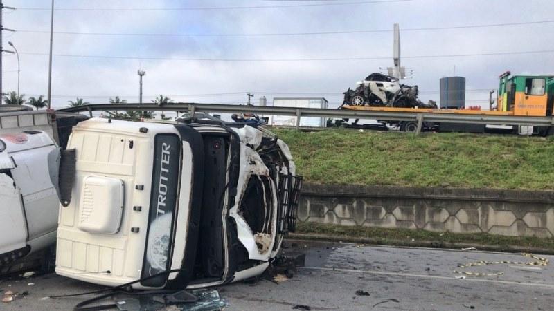 Acidente deixa dois mortos, feridos e bloqueia a BR-101 em Palhoça; veja fotos