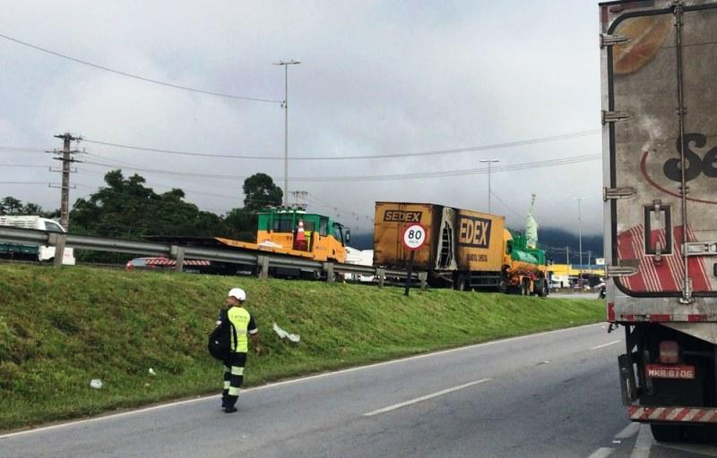 Acidente deixa dois mortos, feridos e bloqueia a BR-101 em Palhoça; veja fotos