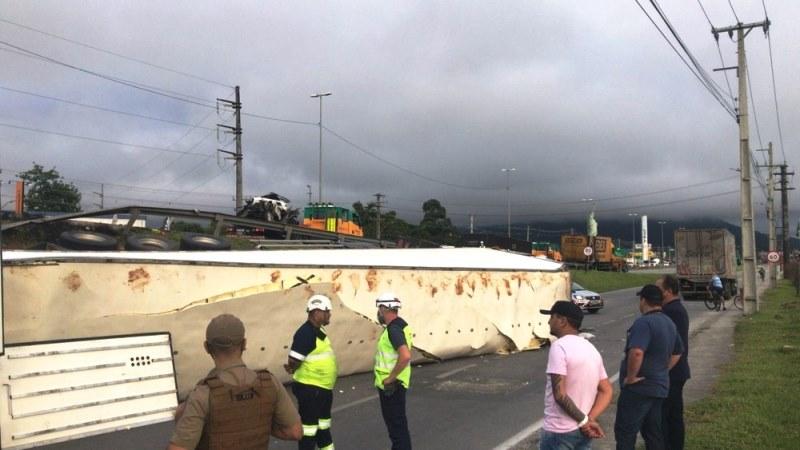 Acidente deixa dois mortos, feridos e bloqueia a BR-101 em Palhoça; veja fotos