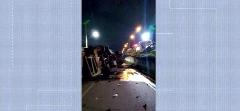 Acidente deixa dois mortos, feridos e bloqueia a BR-101 em Palhoça; veja fotos