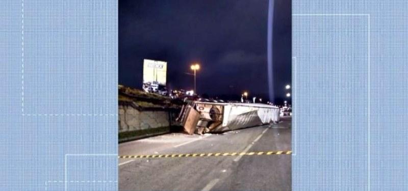 Acidente deixa dois mortos, feridos e bloqueia a BR-101 em Palhoça; veja fotos