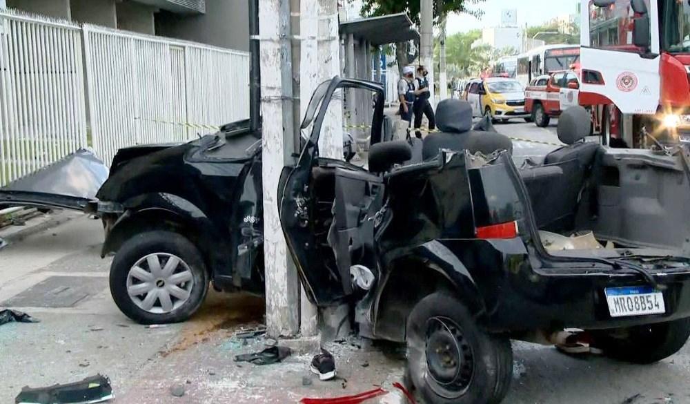 Dois jovens morrem e quatro ficam feridos após carro bater em poste em Vitória