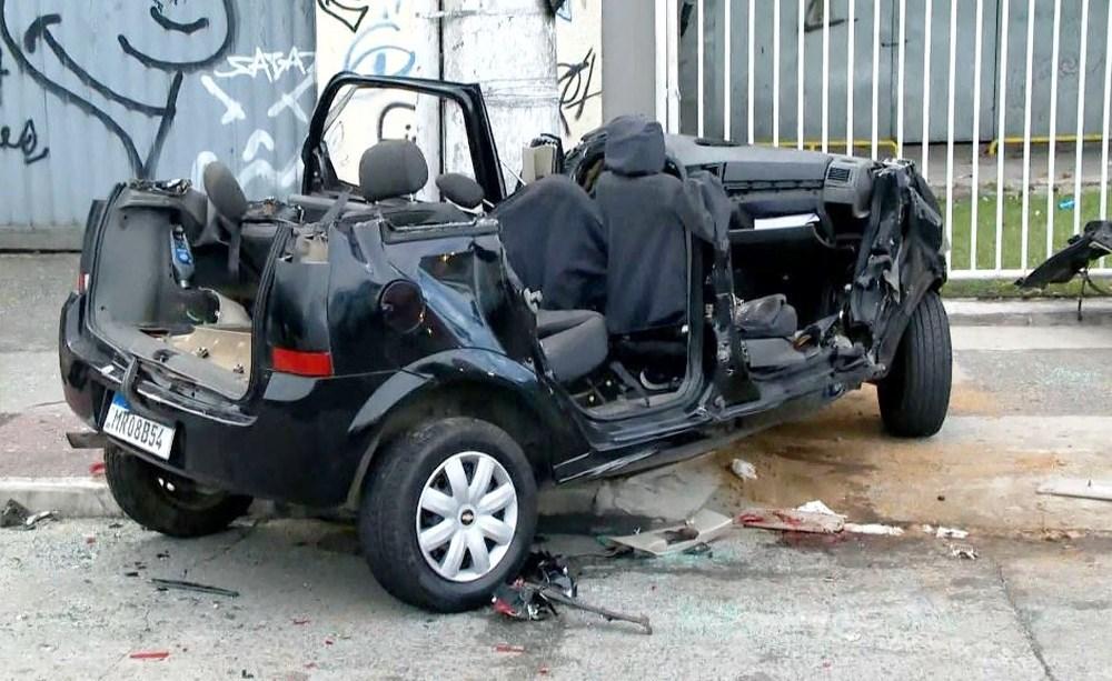 Dois jovens morrem e quatro ficam feridos após carro bater em poste em Vitória