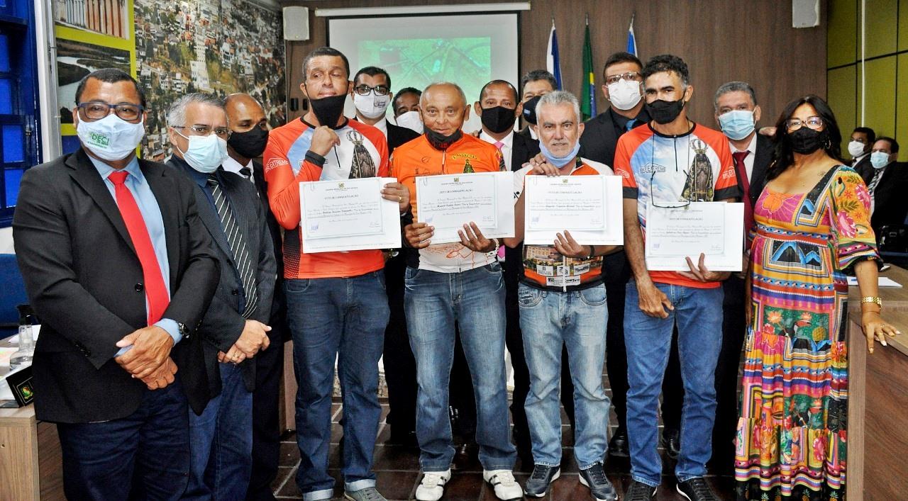 Legislativo de São Mateus homenageia ciclistas que partem em janeiro para Aparecida, SP